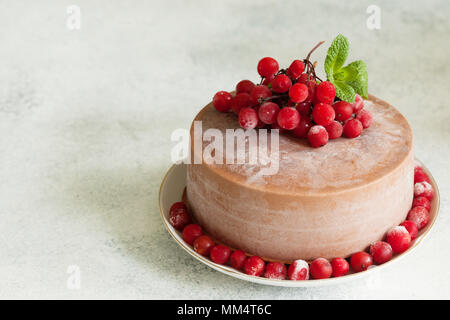 Mousse au chocolat avec des fruits d'airelles et menthe copy space Banque D'Images