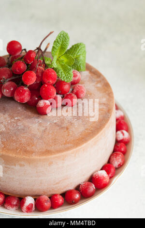 Mousse au chocolat avec des fruits d'airelles et menthe copy space Banque D'Images