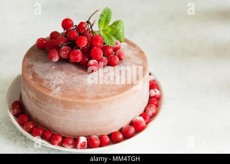 Mousse au chocolat avec des fruits d'airelles et menthe copy space Banque D'Images