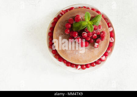 Mousse au chocolat avec des fruits d'airelles et de menthe au-dessus Banque D'Images