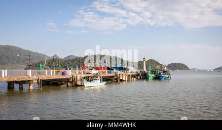 Les bateaux de pêche et le port de pêche sur l'île de Koh Chang, Thaïlande Banque D'Images