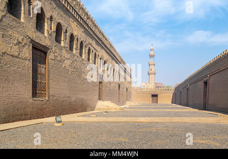 Les passages de la mosquée Ibn Tulun avec minaret de la mosquée Amir Sarghatmish à grande distance, Sayyida Zaynab district, Le Caire, Égypte médiévale Banque D'Images