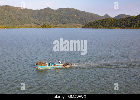Les bateaux de pêche et le port de pêche sur l'île de Koh Chang, Thaïlande Banque D'Images