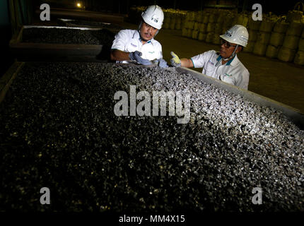 Pomalaa, Indonésie. Le 08 mai, 2018. Directeur Général Adjoint (SVP) au sud-est de Sulawesi, l'unité commerciale de l'extraction du nickel Nilus Rahmat ( à gauche) est accompagné de vice-président, Capital humain et RSE, Kamsi inspectant le ferronickel minerai à PT Aneka Tambang (usine de Pomalaa ANTAM), au sud-est de Sulawesi, Indonésie. Ce projet prévoit ANTAM investit 3, 5 trillions IDR. Credit : Dadang Tri/Pacific Press/Alamy Live News Banque D'Images