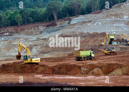 Pomalaa, Indonésie. Le 08 mai, 2018. Equipmment lourds est exploité à ciel ouvert de la société Analytik Jena dans PT Antam (plante) dans Pomalaa, au sud-est de Sulawesi, Indonésie. Ce projet prévoit ANTAM investit 3, 5 trillions IDR. Credit : Dadang Tri/Pacific Press/Alamy Live News Banque D'Images
