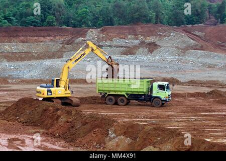 Pomalaa, Indonésie. Le 08 mai, 2018. Equipmment lourds est exploité à ciel ouvert de la société Analytik Jena dans PT Antam (plante) dans Pomalaa, au sud-est de Sulawesi, Indonésie. Ce projet prévoit ANTAM investit 3, 5 trillions IDR. Credit : Dadang Tri/Pacific Press/Alamy Live News Banque D'Images