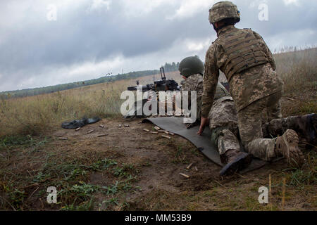 L'Ukrainien des soldats du 1er Bataillon, 95e brigade aéromobile séparé fire une mitrailleuse DShK durant la formation au combat de Yavoriv Centre de formation sur le maintien de la paix internationale et la sécurité dans l'ouest de l'Ukraine, le 6 septembre. Cct de Yavoriv instructeurs ont été rejoints par l'armée polonaise de l'armée américaine et des mentors de l'Group-Ukraine multinational interarmées pour enseigner les troupes aéroportées comment utiliser l'arme et efficacement l'engagement de cibles à différentes distances. (Photo par le Sgt. Anthony Jones, 45e Brigade d'infanterie) Banque D'Images