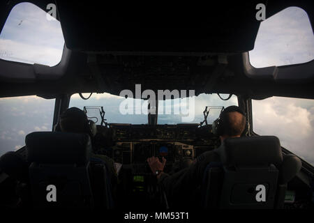 U.S. Air Force C-17 Globemaster III les pilotes du 14e Escadron de transport aérien prendre après avoir effectué une mission de secours d'ouragan pour se préparer à l'Ouragan Irma à San Juan, Porto Rico, le 6 septembre 2017. L'ouragan l'Irma est en ce moment un ouragan de catégorie 5 et est capable d'infliger des dommages catastrophiques. (U.S. Photo de l'Armée de l'air par le Sergent Douglas Ellis) Banque D'Images