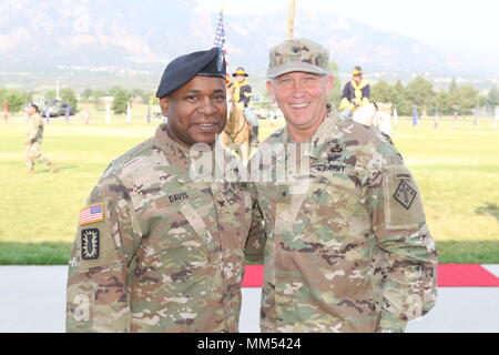 Le colonel Frank Davis II, 71e Groupe de munitions (NEM) commandant, les peuplements avec Brig. Le général James Bonner, commandant du 20e d'armes chimiques, biologiques, radiologiques, nucléaires, d'explosifs, de la commande au cours d'une cérémonie à usage double le 6 septembre 2017 à Fort Carson fondateurs sur le terrain, au Colorado La première partie de la cérémonie a été officiellement à uncase les couleurs. Uncasing les couleurs signifie que l'unité a pleinement réintégrés dans sa station d'accueil après un déploiement de neuf mois au Koweït à l'appui de la Force d'Atlas. La deuxième partie de la cérémonie a été un changement de responsabilité de reconnaître la commande Sgt. Ma Banque D'Images