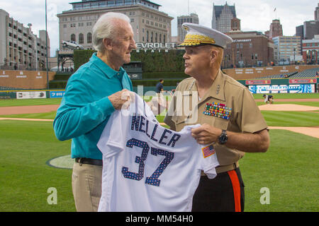 Commandant de la Marine Corps le général Robert B. Neller, droite, parle avec Al Kaline, ancien voltigeur de droite pour les Tigers de Detroit, au Comerica Park, Détroit, Michigan, le 6 septembre 2017. Neller ont assisté à l'ouverture de la semaine Marine Detroit, et puis il a jeté la première cérémonie des Tigers match contre les Royals de Kansas City.(U.S. Marine Corps photo par le Cpl. Samantha K. Braun) Banque D'Images