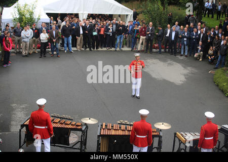 Major Christopher Hall, commandant, le commandant lui-même" U.S. Marine Drum & Bugle Corps, procède à la D&B comme ils effectuent encore de ballades pour une réception à l'application de la loi de résidence de l'ambassade des Etats-Unis à Berne, Suisse, 1 septembre 2017. La D&B effectué un concert aux hauts fonctionnaires et leurs familles et amis. (Marine Corps photo par Lance Cpl. Damon Mclean/libérés) Banque D'Images