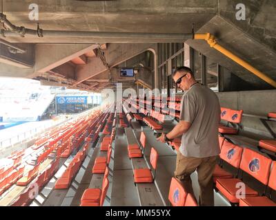 Le Major Jeremy McLean promenades à travers Albertson's Stadium avant le 2 septembre lancement à la recherche de menaces potentielles pour les fans de football. McLean fait partie de l'Idaho National Guard's 101e d'armes de destruction massive de l'équipe de soutien civil. Avant chaque match de football accueil à Boise State University, la 101e CST travaille avec des officiers et agents de la Police de Boise, organismes d'application de la loi fédérale et l'administration de l'Université d'état de Boise, département des sports et des responsables de la sécurité du campus à offrir un jour de jeu pour les fans de l'expérience. Banque D'Images