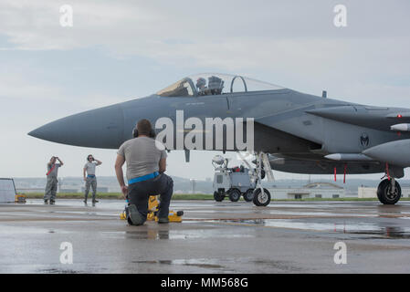 Les responsables de la 44e Unité de maintenance d'aéronefs préparer un 44e Escadron de chasse F-15 Eagle au cours d'une inspection avant vol au cours d'un exercice de préparation 7 septembre 2017, à Kadena Air Base, au Japon. La 18e Escadre est capable de générer rapidement des avions prêts au combat et de soutien à tout moment. Tenir les membres de l'équipe d'exercices prêts Kadena autour-le-horloge. (U.S. Air Force photo/Navigant de première classe Greg Erwin) Banque D'Images