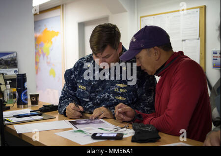 170907-N-PO203-049 LE GROENLAND (sept. 7, 2017) Le lieutenant Cmdr. John Woods, Office of Naval Research (ONR) de réserve, et d'Ignace de rigueur, Université de Washington, de discuter des conditions météorologiques dans l'Arctique alors que la base aérienne de Thulé au Groenland, avant une mission de déploiement de bouées près du pôle Nord. Deux Air-Deployable glace usure bouées (AXIB) ont été déployés à partir de la Royal Danish Air Force C-130 dans le cadre de l'International Arctic Buoy Program (PBIA). La PBIA est un conglomérat des participants que l'entretien d'un réseau de bouées dérivantes dans l'océan Arctique qui me fournir Banque D'Images