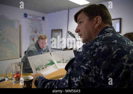 170907-N-PO203-010 LE GROENLAND (sept. 7, 2017) Le lieutenant Cmdr. John Woods, Office of Naval Research (ONR) de réserve, reçoit un bref temps de le s.. Daniel Davis, de la 821e Escadron de soutien opérationnel à temps de la Base aérienne de Thulé au Groenland, avant une mission de déploiement de bouées sur l'Extrême-Arctique près du pôle Nord. L'air des balises de glace (AXIB) bouées ont été déployés à partir de la Royal Danish Air Force C-130 dans le cadre de l'International Arctic Buoy Program (PBIA). La PBIA est un conglomérat des participants que l'entretien d'un réseau de bouées dérivantes dans l'Arct Banque D'Images