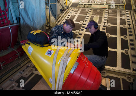 170907-N-PO203-364 OCÉAN ARCTIQUE (sept. 7, 2017) Le lieutenant Cmdr. John Woods, Office of Naval Research (ONR) de réserve, et d'Ignace de rigueur, Université de Washington, préparer une Air-Deployable glace usure Bouée (AXIB) pour le déploiement dans l'Arctique près du pôle Nord de la Royal Danish Air Force C-130 opérant à partir de la Base aérienne de Thulé au Groenland, dans le cadre de l'International Arctic Buoy Program (PBIA). L'équipe de déploiement, conduite par l'ONR, inclus le personnel du National Ice Center (NIC), Bureau de l'océanographe de la Marine, de l'environnement et le changement climatique Le Canada et la Banque D'Images