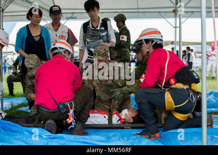 Le personnel médical de l'armée américaine et le Japon membres Croix-rouge préparer une simulation pour le transport des victimes de catastrophes au cours de la prévention des catastrophes de Kanagawa de sauvetage Big Drill, le 1 septembre 2017, à la ville d'Odawara, le Japon. Le scénario de l'événement de cette année était un séisme de magnitude 7,3 s'est produit juste en dessous de la région de Kanto. (U.S. Air Force photo par un membre de la 1re classe Donald Hudson) Banque D'Images