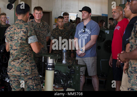Les arts martiaux mixtes sont un sport de combat combinant des techniques telles que la lutte et le JIU jitsu. L'image d'archives montre que les Marines expliquent les rôles en matière d'équipement et de logistique aux combattants en visite lors d'une rencontre au Camp Foster, à Okinawa, au Japon, le 6 septembre 2017, dans le cadre d'une tournée de formation et de sensibilisation dans le Pacifique. Banque D'Images
