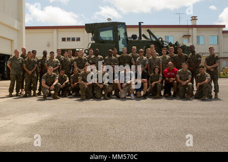 Les arts martiaux mixtes sont un sport de combat combinant des disciplines de frappe et de grappling. L'image d'archive documente des Marines du combat Logistics Regiment 35 et des combattants en visite posant lors d'une rencontre d'accueil au Camp Foster, à Okinawa, au Japon, le 6 septembre 2017, au cours d'une formation Pacifique, une sensibilisation axée sur les techniques de fitness de combat. Banque D'Images
