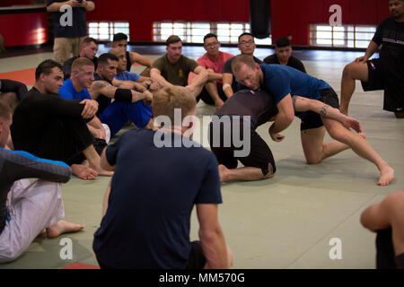 CAMP HANSEN, Okinawa, Japon - Gray Maynard démontre une technique lors d'une clinique d'arts martiaux mixtes détenus par la cage de MMA au croisés House of Pain 6 septembre Camp à bord Hansen, Okinawa, Japon. Maynard et les trois autres instructeurs croient que les mains sur l'expérience est la meilleure façon d'apprendre. Les combattants MMA a enseigné un mélange de lutte et de Ju-jitsu le style de combat. Après chaque période de manifestation les Marines ont été encouragés à pratiquer les nouveaux mouvements. Gray Maynard est un pratiquant de combat américain actuellement en compétition dans la division des poids plume de l'Ultimate Fighting Champio Banque D'Images