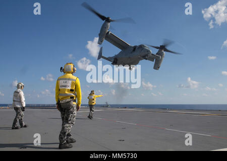 Une MV-22B Osprey avion à rotors basculants décolle depuis la cabine de pilotage de la Royal Australian Navy's HMAS Adelaide (L01), 7 septembre 2017, marquant la première fois qu'un balbuzard a atterri sur le bateau. L'Osprey appartient à l'escadron 265 à rotors basculants moyen maritime (renforcée), qui fait partie de la 31e unité expéditionnaire de marines de l'aviation de l'élément de combat. L'Osprey est capable de décoller comme un hélicoptère et de voler comme un aéronef à voilure fixe, lui permettant de voyager plus rapidement et sur de plus grandes distances que ses prédécesseurs. La 31e MEU, qui a récemment participé à l'exercice Talisman Saber alongsid Banque D'Images