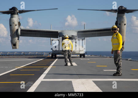 Une MV-22B avion à rotors basculants Osprey atterrit sur le poste de pilotage de la Royal Australian Navy's HMAS Adelaide (L01), 7 septembre 2017, marquant la première fois qu'un balbuzard a atterri sur le bateau. L'Osprey appartient à l'escadron 265 à rotors basculants moyen maritime (renforcée), qui fait partie de la 31e unité expéditionnaire de marines de l'aviation de l'élément de combat. L'Osprey est capable de décoller comme un hélicoptère et de voler comme un aéronef à voilure fixe, lui permettant de voyager plus rapidement et sur de plus grandes distances que ses prédécesseurs. La 31e MEU, qui a récemment participé à l'exercice avec le sabre Talisman Banque D'Images