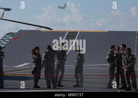 Une MV-22B Osprey avion à rotors basculants décolle depuis la cabine de pilotage de la Royal Australian Navy's HMAS Adelaide (L01), 7 septembre 2017, marquant la première fois qu'un balbuzard a atterri sur le bateau. L'Osprey appartient à l'escadron 265 à rotors basculants moyen maritime (renforcée), qui fait partie de la 31e unité expéditionnaire de marines de l'aviation de l'élément de combat. L'Osprey est capable de décoller comme un hélicoptère et de voler comme un aéronef à voilure fixe, lui permettant de voyager plus rapidement et sur de plus grandes distances que ses prédécesseurs. La 31e MEU, qui a récemment participé à l'exercice Talisman Saber alongsid Banque D'Images