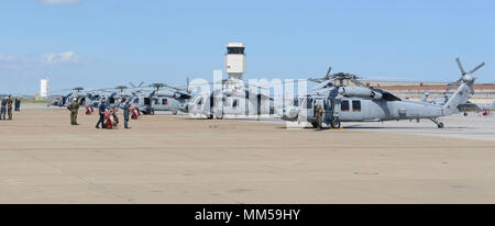 NORFOLK, Virginie (sept. 8, 2017) marins affectés à l'Escadron d'hélicoptères de combat de la mer (HSC) 28 Conduite des inspections pré-vol sur MH-60S Sea Hawks à bord Naval Station Norfolk, Va. HSC-28 a quitté la base navale de Norfolk à embarquer à bord du navire d'assaut amphibie USS Iwo Jima (DG 7) en préparation pour l'ouragan potentiel des efforts de secours. Les préparatifs s'assurer Iwo Jima est prêt à répondre à toute demande d'information pour renforcer le soutien du Commandement du Nord de l'Agence fédérale de gestion des urgences à l'aide du gouvernement fédéral, de l'état et les autorités locales, les efforts de secours à la suite du cyclone Irma. (U.S. N Banque D'Images