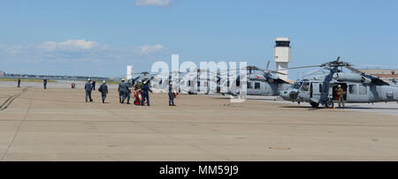 NORFOLK, Virginie (sept. 8, 2017) marins affectés à l'Escadron d'hélicoptères de combat de la mer (HSC) 28 Conduite des inspections pré-vol sur MH-60S Sea Hawks à bord Naval Station Norfolk, Va. HSC-28 a quitté la base navale de Norfolk à embarquer à bord du navire d'assaut amphibie USS Iwo Jima (DG 7) en préparation pour l'ouragan potentiel des efforts de secours. Les préparatifs s'assurer Iwo Jima est prêt à répondre à toute demande d'information pour renforcer le soutien du Commandement du Nord de l'Agence fédérale de gestion des urgences à l'aide du gouvernement fédéral, de l'état et les autorités locales, les efforts de secours à la suite du cyclone Irma. (U.S. N Banque D'Images