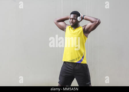 Grand et fort le bonheur de faire l'homme afro sportive gymnastique matinale. Tourné en extérieur, le matin. Printemps ou été Banque D'Images