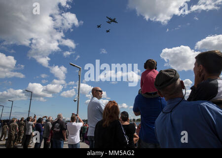 Les habitants de Detroit regarder comme deux F/A-18 Hornet se ravitailler en vol au cours de la semaine Marine Detroit, le 6 septembre 2017. Semaine Marine Detroit est l'occasion pour le Corps des Marines de visiter une ville qui normalement n'a pas de possibilités d'interagir avec des marines américains sur une base régulière. (U.S. Marine Corps photo par Lance Cpl. Danny Gonzalez) Banque D'Images