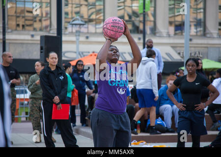 Un enfant de la région prend un coup franc lors d'une des filles (19 ans) 3 vs 3 tournoi de basket-ball dans le centre-ville de Detroit dans le cadre de la semaine Marine Detroit, July 9, 2017. Semaine Marine Detroit est une occasion de renouer avec nos soldats, marins, les anciens combattants et leurs familles de différentes générations. Banque D'Images