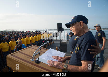 170908-N-NT795-672 SAN DIEGO (sept. 8, 2017) Stu Hedley, premier maître de la Marine à la retraite, ancien combattant de la Seconde Guerre mondiale et survivant de Pearl Harbor, dirige le chant de l'ancre pendant la célébration de la 14e journée de fierté CPO à San Diego à bord du USS Midway museum. Le pm la journée de la fierté 2017 est le plus grand rassemblement de PM et la lune à travers la marine avec 3 100 participants, parmi les 200 commandements de la Marine dans la région du Sud-Ouest, qui comprend aussi les activités de service communautaire bénévole tout au long de la région du comté de San Diego. Fondée en 2003 par la Force Master Chief Karen O'Connor et accueilli cette année par l'enl Banque D'Images