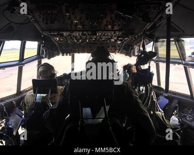 Un MC-130P Combat Shadow Équipage affecté à la 130e Escadron de la California Air National Guard préparer leurs aéronefs au décollage à Hurlburt Field, Air Force Base, en Floride, le 9 septembre 2017. La lutte contre l'ombre et son équipage se dirigent vers l'Aéroport exécutif de Opa Locka Miami, Floride à tomber et de prépositionnement des équipes de sauveteurs-parachutistes ange gardien durant l'Ouragan Irma. (U.S. Air National Guard photo de Tech. Le Sgt. Joseph Prouse/libérés) Banque D'Images