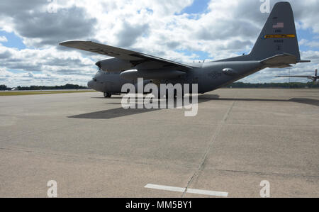 Un C-130 Hercules de Bradley Air National Guard Base, East Granby, Connecticut), se prépare à décoller le 9 septembre 2017, à partir de la ligne de vol de Bradley. L'avion était en mission pour livrer des repas prêts-à-manger pour les victimes de l'Ouragan Irma à Porto Rico. (U.S. Air Force photo par un membre de la 1re classe Sadie Hewes) Banque D'Images