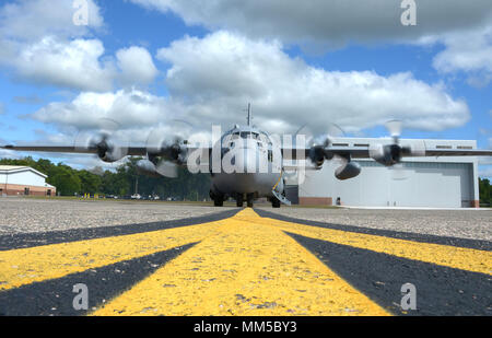 Un C-130 Hercules de Bradley Air National Guard Base, East Granby, Connecticut), se prépare à décoller le 9 septembre 2017, à partir de la ligne de vol de Bradley. L'avion était en mission pour livrer des repas prêts-à-manger pour les victimes de l'Ouragan Irma à Porto Rico. (U.S. Air Force photo par un membre de la 1re classe Sadie Hewes) Banque D'Images