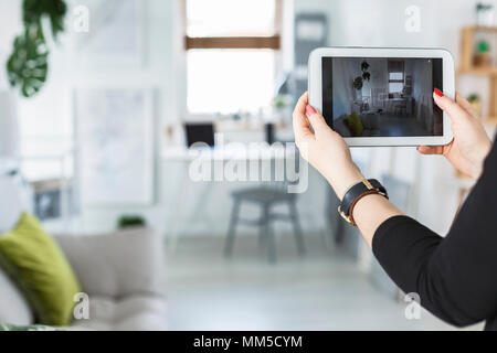 Close-up of blogger prend une photo d'une maison moderne office interior Banque D'Images