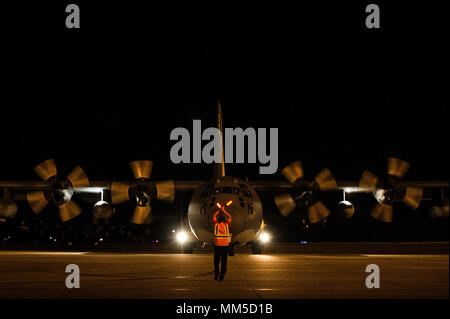 Membre de la 1re Escadre d'opérations spéciales dans un maréchaux MC-130P Combat Shadow du California Air National Guard à Hurlburt Field, en Floride, le 8 septembre 2017. L'Alaska et la Californie Air National Guard s'est rendu à Hurlburt Field à mis en place un groupe de travail sur la récupération du personnel en prévision de l'Ouragan Irma's à terre le long de la côte de Floride. Comme la plus grande force de réserve dans le département de la Défense, la Garde nationale a la capacité de pallier aux catastrophes simultanément dans nos collectivités locales, et de sécuriser nos intérêts nationaux à l'étranger. (U.S. Air Force photo de Tech. Le Sgt. Nathan Lipscomb) Banque D'Images