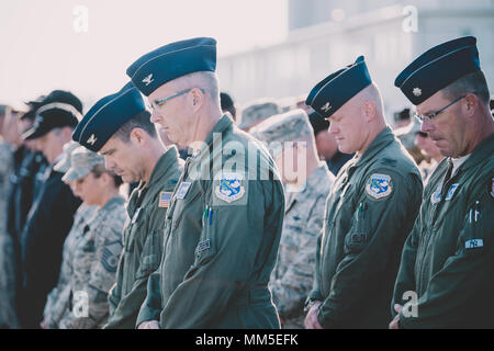 Le Colonel Robert Kilgore, commandant de la 107e Escadre attaque, Station de la Réserve aérienne de Niagara Falls, New York Air National Guard, et le Colonel Gary Charlton, vice-commandant de la 107ème, assister à une cérémonie en souvenir des attentats du 11 septembre, Niagara Falls, New York, le 11 septembre 2017. La 107ATKW et la 914e Escadre de ravitaillement en vol ici, se sont réunis pour honorer ceux qui ont perdu leur vie ce jour-là. (U.S. Photo de la Garde nationale aérienne par le sergent. Ryan Campbell) Banque D'Images