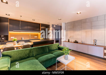 Coin vert près de la table de table blanc avec des fleurs en appartement confortable avec cuisine intérieur gris Banque D'Images