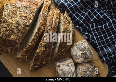 Tranches de pain de seigle sur planche de bois, vue du dessus. Banque D'Images