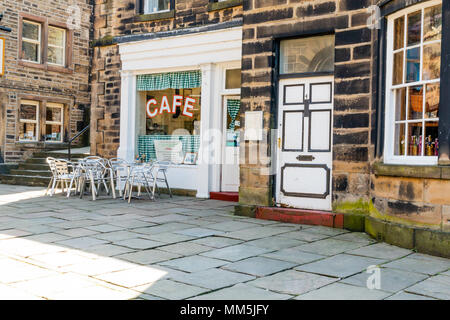 Utilisé dans le café de l'été dernier, le vin, l'emplacement est Holmfirth Yorkshire UK. Cafe/, mesures pour le côté gauche, tables et chaises à l'extérieur de l'avant Banque D'Images