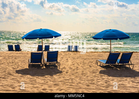 Chaises de plage vide et plage vide dans les premières heures du matin. Banque D'Images