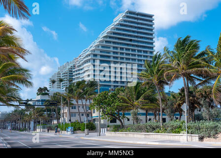Fort Lauderdale, Floride--Mai 1, 2018. Hôtels, gîtes et palmiers bordent Beach Boulevard à Fort Lauderdale, en Floride. Usage éditorial uniquement. Banque D'Images