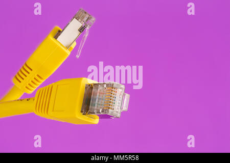 Câble de télécommunications avec prise RJ45 jaune Banque D'Images