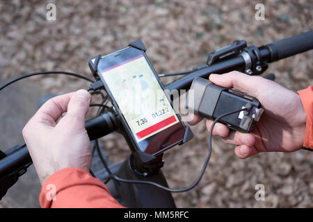 Vélo de montagne reliant le GPS avec chargeur de batterie externe, Trentin, Italie Banque D'Images