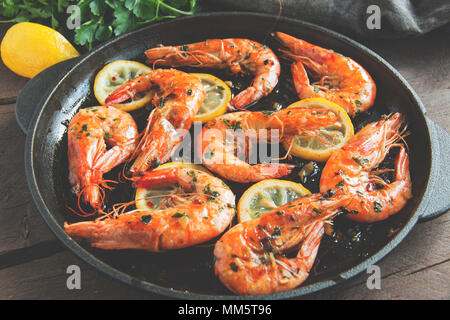Poêlée de Crevettes grillées dans une poêle avec l'ail persil citron verts Banque D'Images