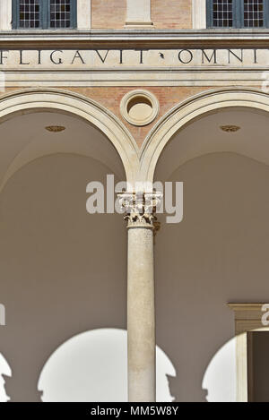 Palazzo Ducale, Urbino, close-up montrant une colonne corinthienne à arcades dans la cour, Urbino, Italie Banque D'Images