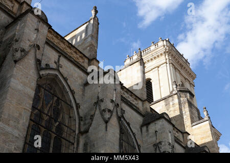 À l'extérieur et vue de côté de l'archidiocèse d'Auch, Gers, France. Également nommée Cathédrale de Sainte-Marie Banque D'Images