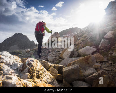 Femme de la randonnée dans la Pyrénées croissant pour le mont Vignemale, Cauterets, France Banque D'Images